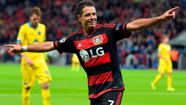 Javier Hernández en un duelo con el Bayern Leverkusen