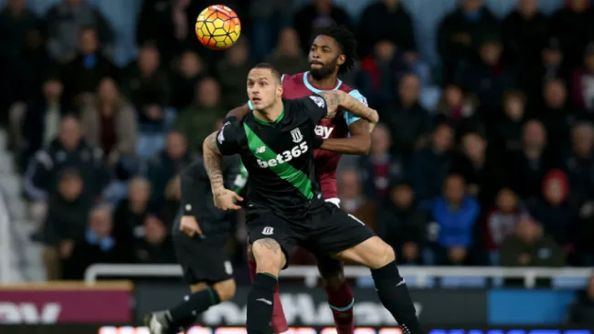 Marko Arnautovic protege el balón en juego del Stoke City