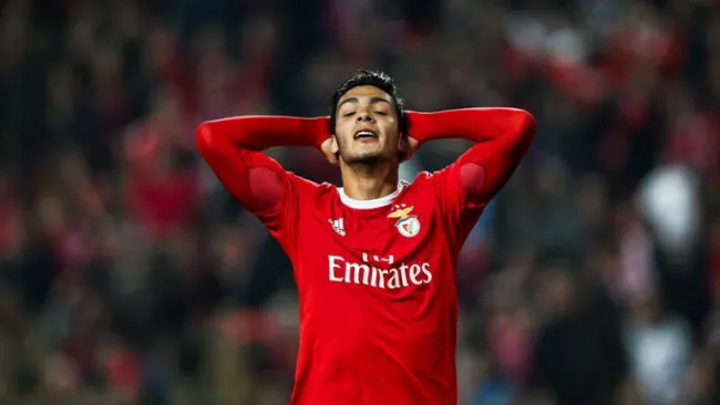 Jiménez se lamenta en juego del Benfica