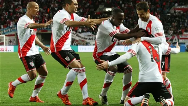 Alario festeja con sus compañeros el gol de la victoria