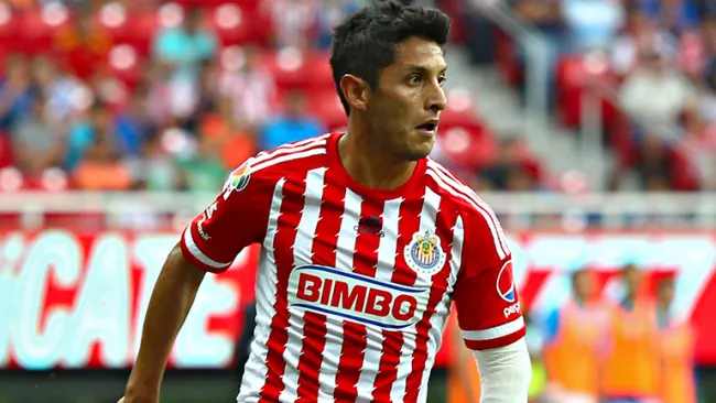 Ángel Reyna en un partido con Chivas