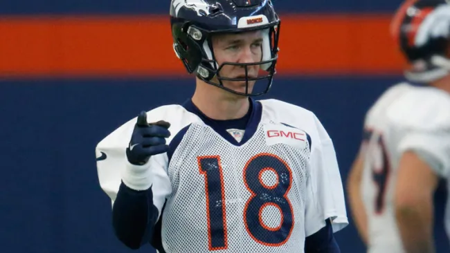 Manning, durante el entrenamiento con los Broncos este miércoles