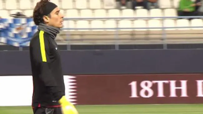 Ochoa, calentando antes del duelo contra el Mirandés