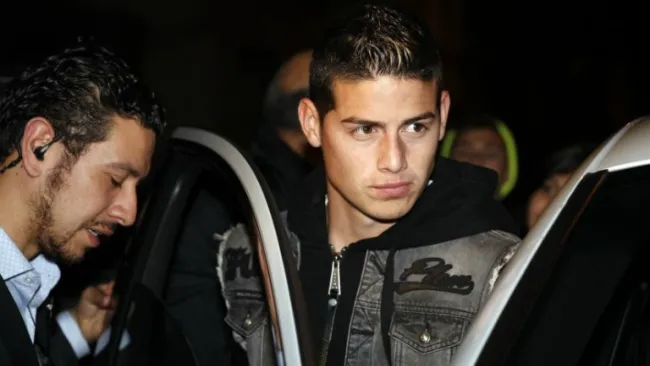 James Rodríguez saliendo del restaurante