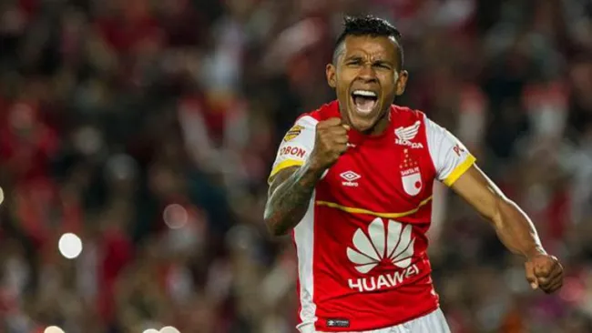 Wilson Morelo en un partido con Independiente de Santa Fe 