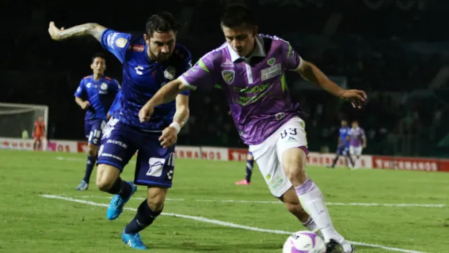 David Andrade conduce el balón en juego contra Puebla