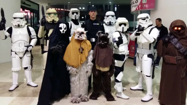 Aficionados lucen sus disfraces de Star Wars
