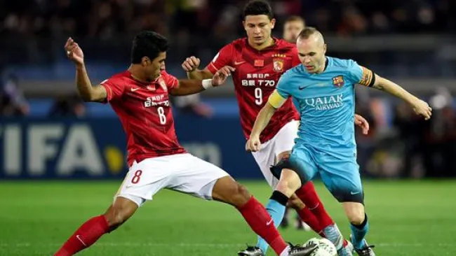 Iniesta lucha el balón con Paulinho