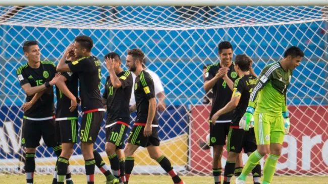 Los jugadores de Méxco celebran al termino del partido contra Honduras