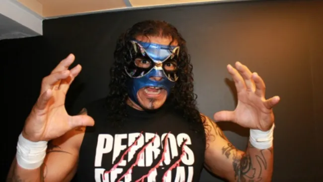 Lizmark posa para una sesión de fotos