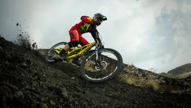 Momento en que Stevie Smith realiza el descenso