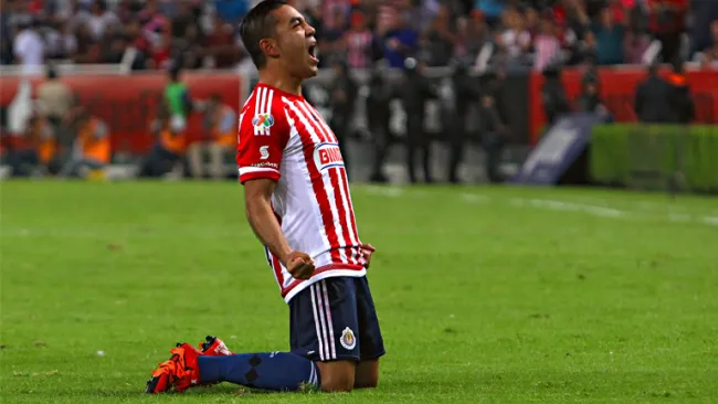 Marco Fabián festeja un gol con Chivas