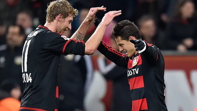 Chicharito celebra un gol con Kiessling