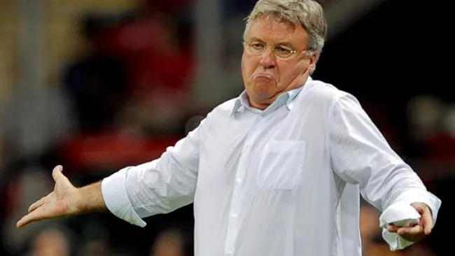 Guus Hiddink dirigiendo a la selección de Turquía contra Estonia 