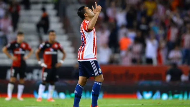 Marco Fabián celebra un gol con las Chivas