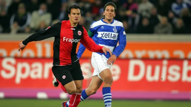 Aaron Galindo pelea un balón jugando con el Frankfurt