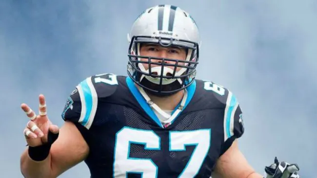 Ryan Kalil en un partido con Carolina