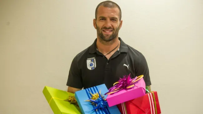 Emanuel Villa posa con unas cajas de regalo