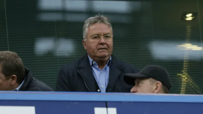 Guus Hiddink observando un partido de Chelsea