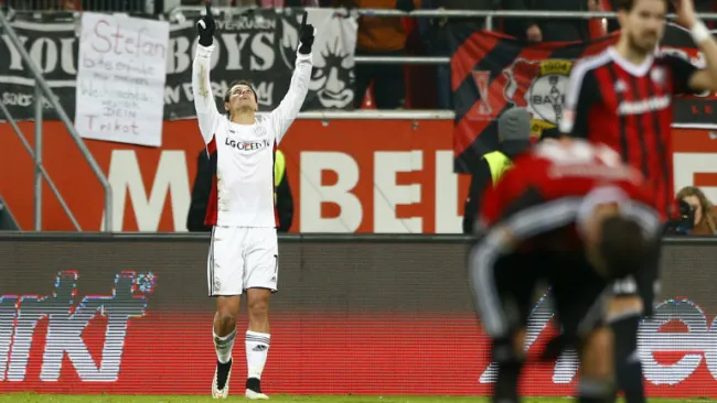 Chicharito festeja un gol con el Bayer Leverkusen