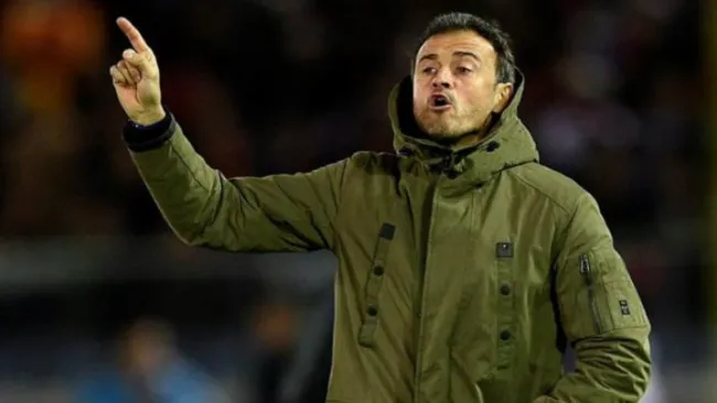 Luis Enrique da indicaciones en entrenamiento del Barcelona