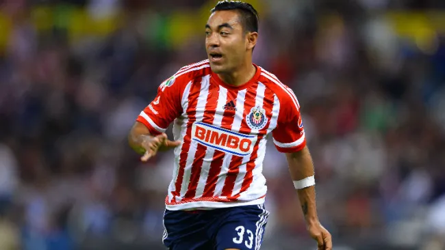 Marco Fabián en un partido de Chivas