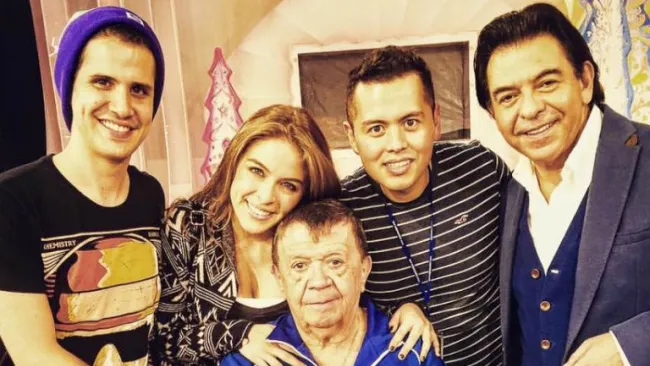 Chabelo, junto a parte de su staff