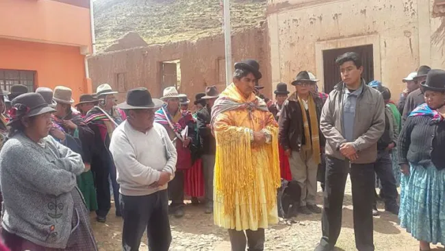 El alcalde está vestido con la ropa tradicional de las mujeres