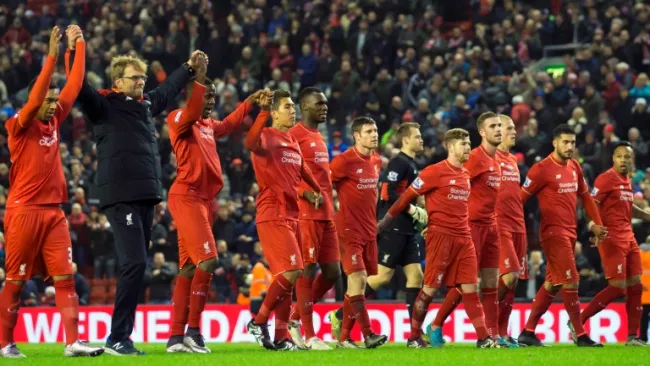 Los jugadores del Liverpool agradecen a su público