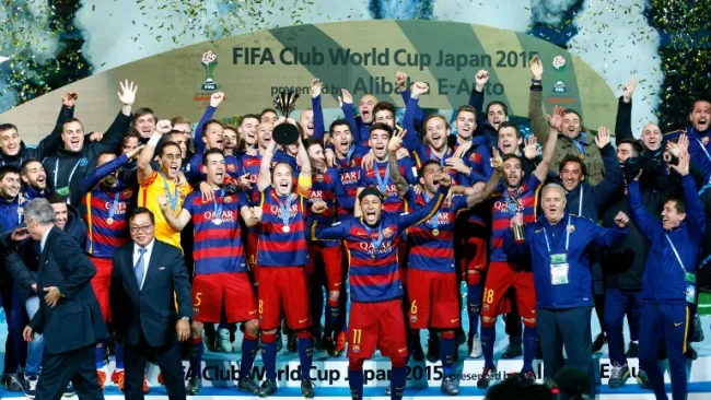 Iniesta levanta el título de Campeón con sus compañeros