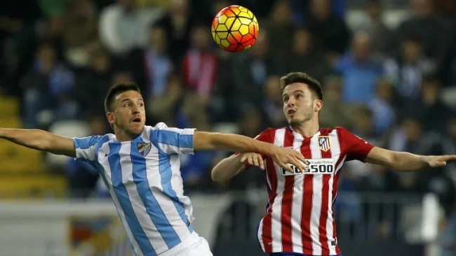 Saúl Ñiguez pelea un balón con Ignacio Camacho durante el partido