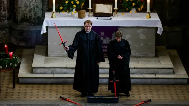 El pastor Lucas Ludewig durante la misa de Star Wars