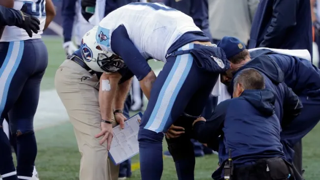 Mariota es atendido por el cuerpo médico