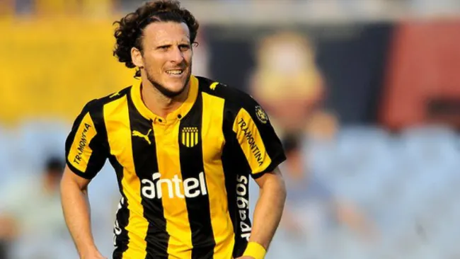 Diego Forlán luce playera del Peñarol