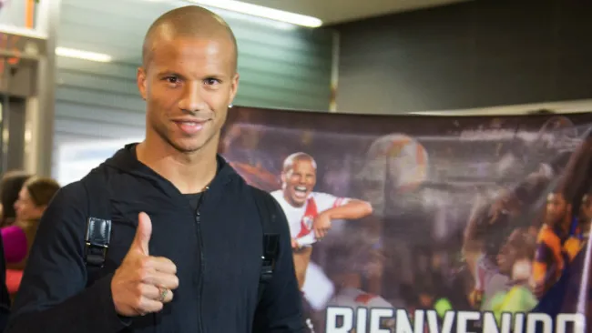 Carlos Sánchez en su arribo a Monterrey 