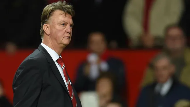 Van Gaal observa un juego del Manchester United