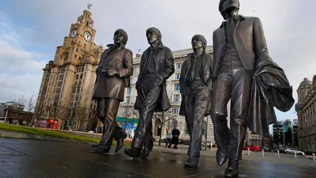 Una impresionante estatua de los Beatles