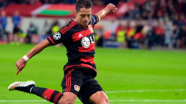 Chicharito dispara de derecha