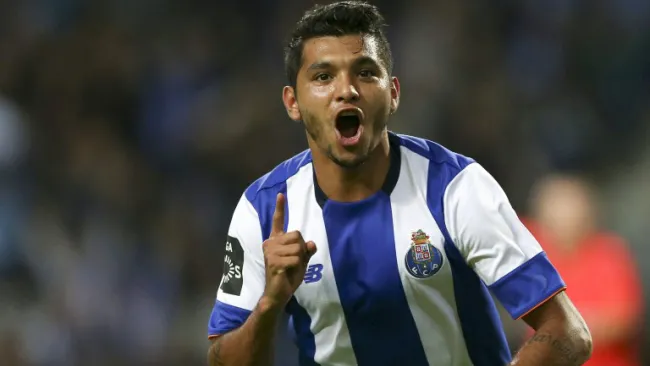 Corona festeja un gol con los Dragones