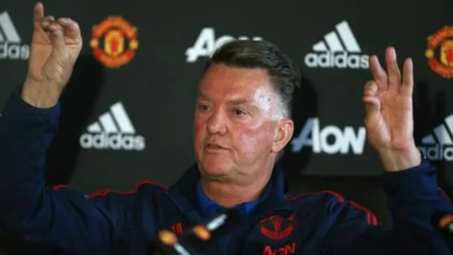 Van Gaal gesticula frente a los periodistas
