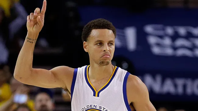Stephen Curry celebra un punto con Warriors
