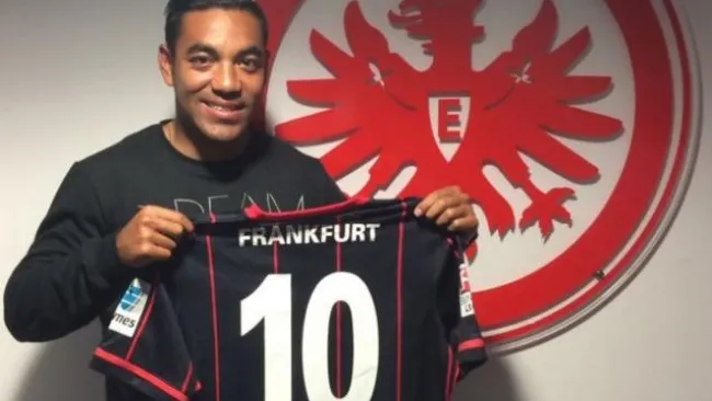 Fabián posa con su nuevo jersey