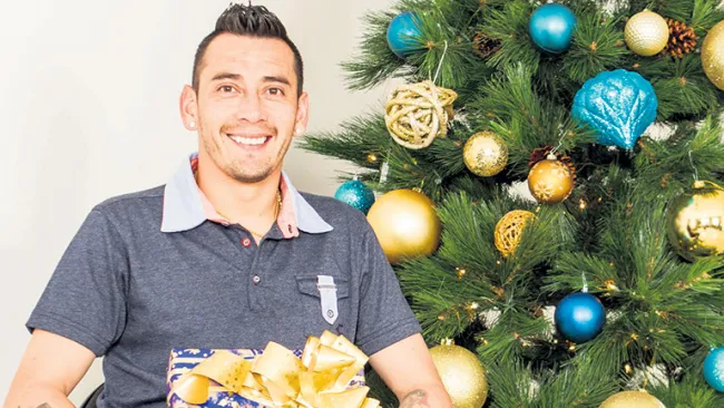 Sambueza posa con un regalo navideño