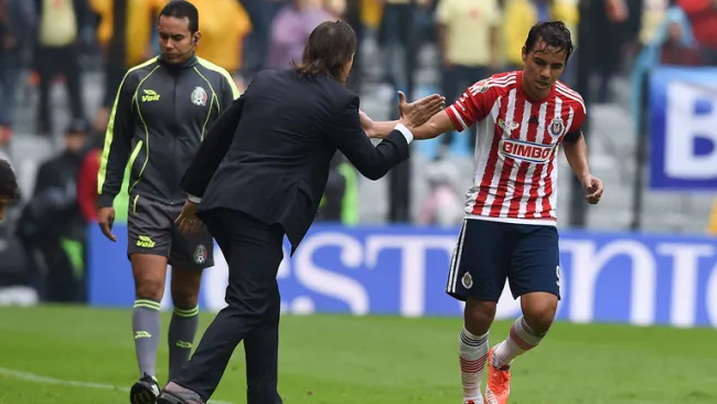 Almeyda felicita a Bravo por su gol en el Clásico Nacional