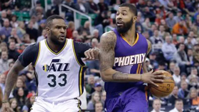 Markieff Morris (derecha) en un partido con los Suns