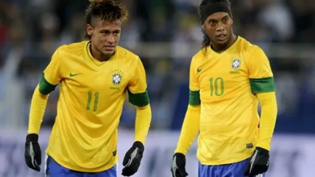 Neymar y Ronaldinho en un partido con la Canarinha 