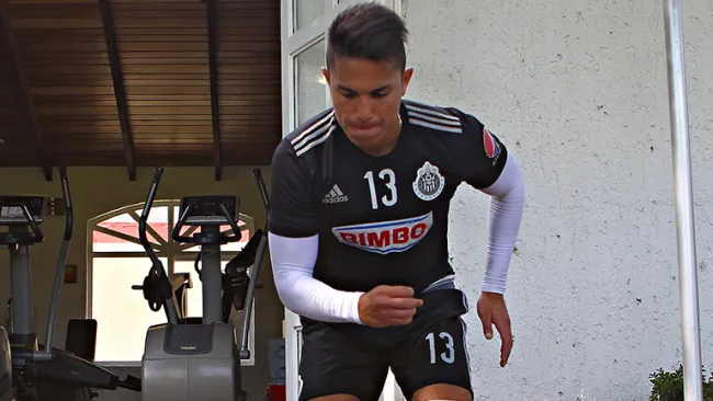 Salcedo en pretemporada con Chivas