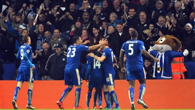 Jugadores del Leicester City festejan una anotación