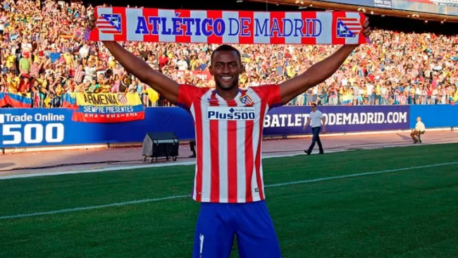 Jackson Martínez levanta una bufanda colchonera