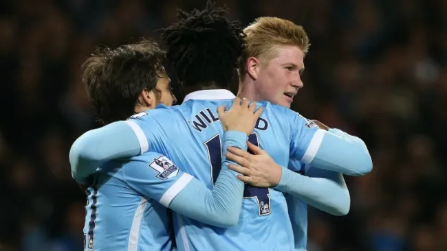 De Bruyne, Silva y Bony celebran un tanto del City